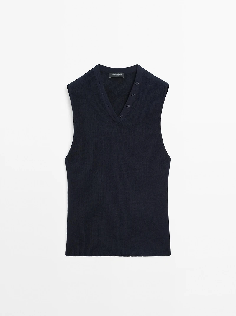 Ribbed top with collar detail