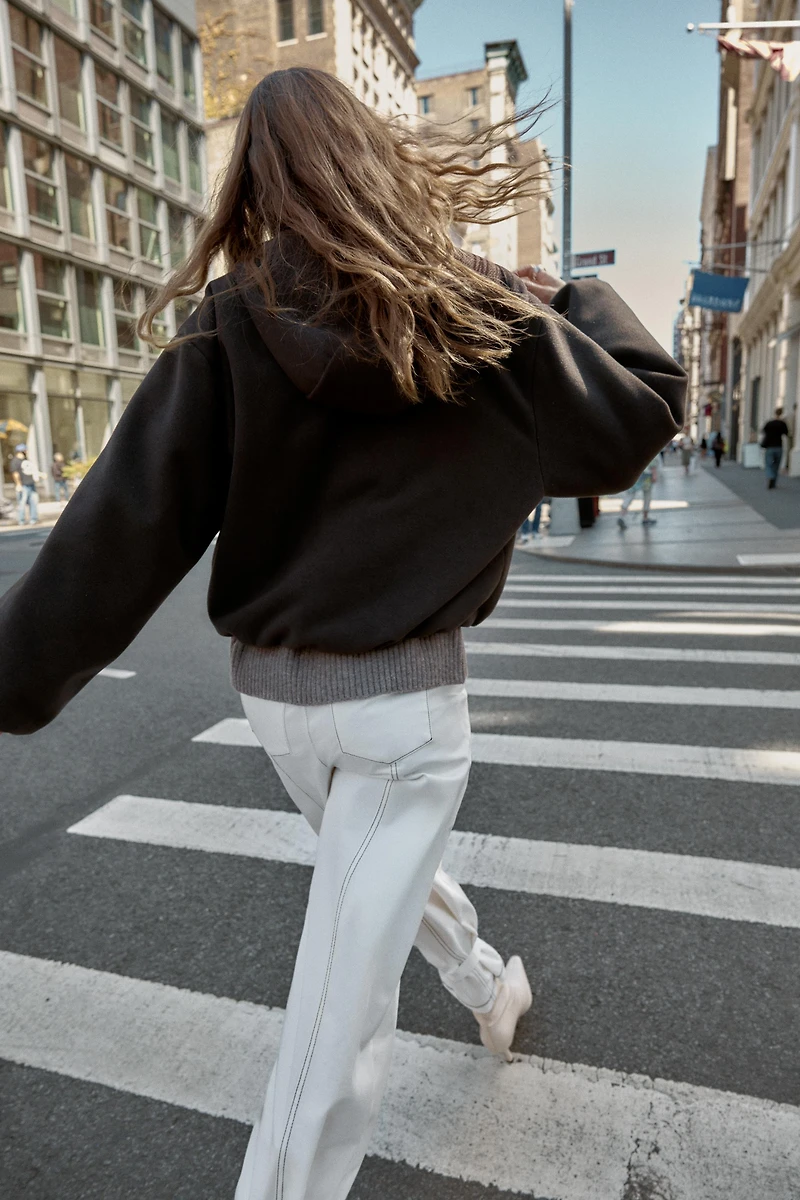BLOUSON À CAPUCHE ET BAS ÉLASTIQUE