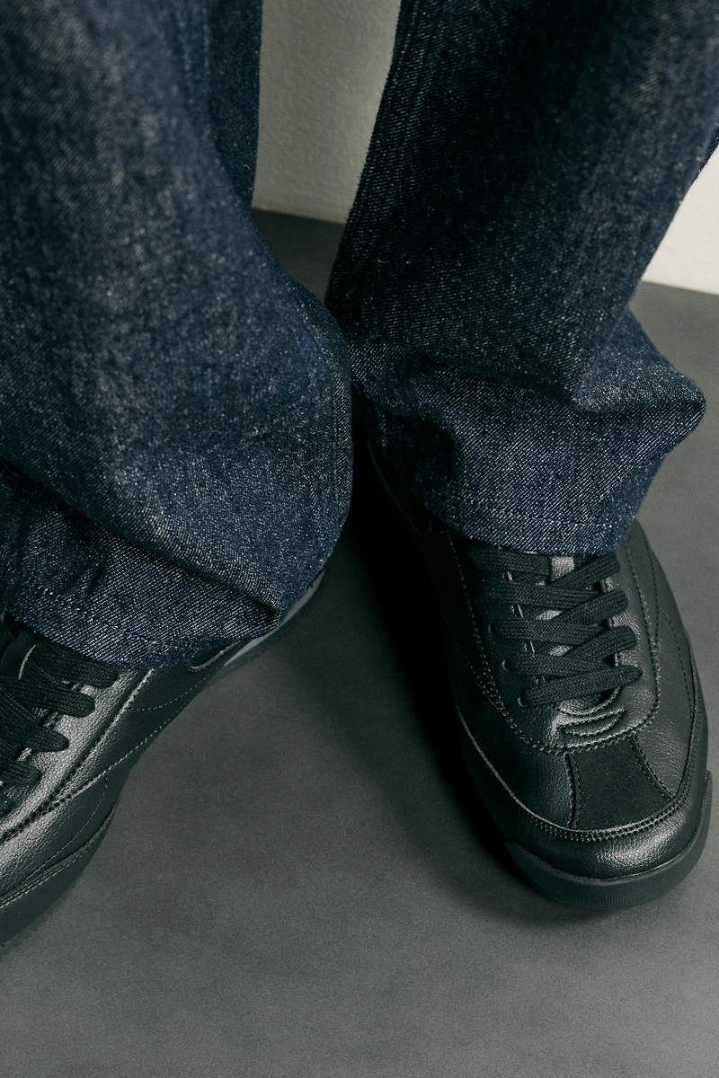 RETRO-STYLE SNEAKERS