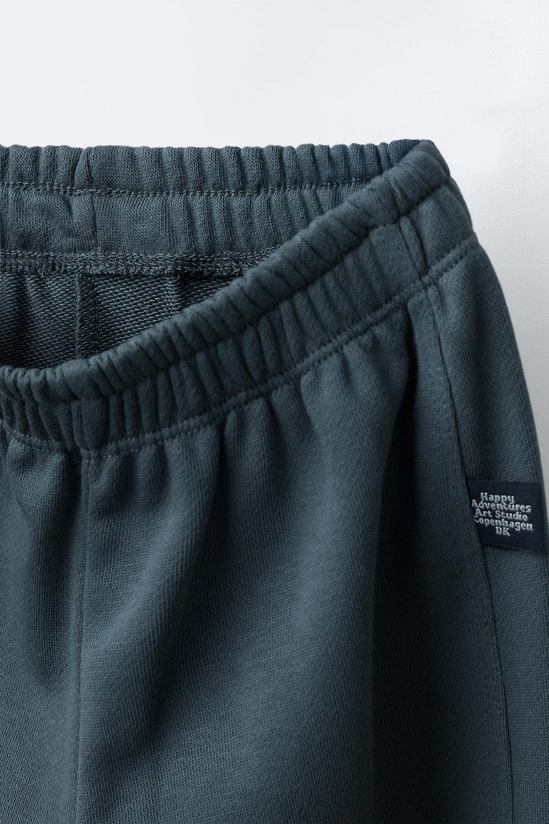 LOT DE DEUX PANTALONS JOGGING EN MOLLETON AVEC ÉTIQUETTE
