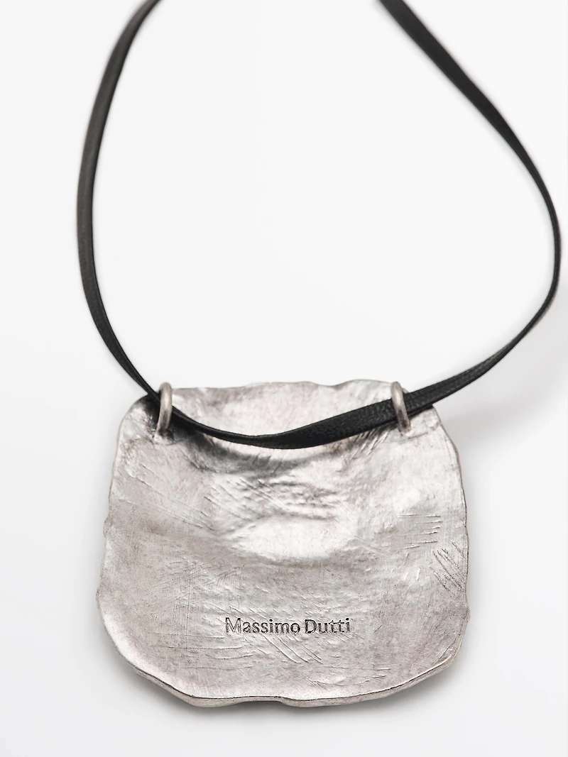 Collier médaillon texturé