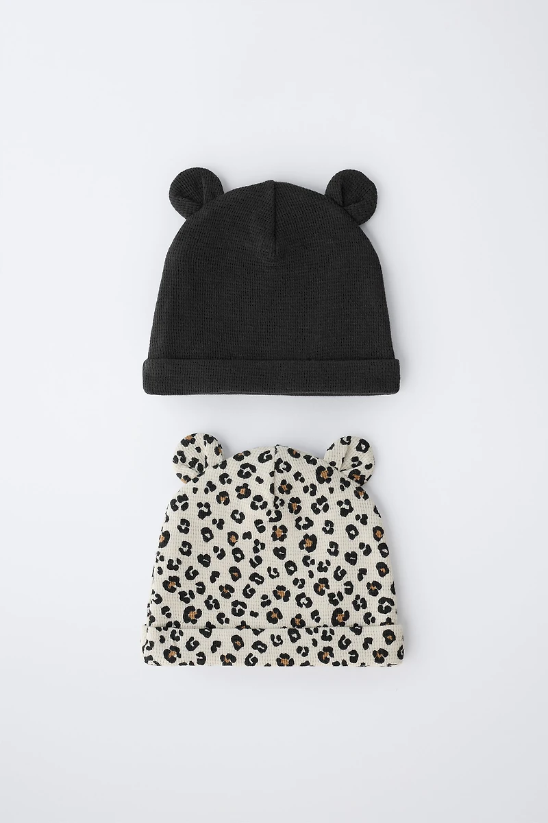 LOT DE DEUX BONNETS GAUFRÉS AVEC OREILLES ANIMAL PRINT