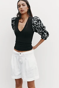 EMBROIDERED FLOWER PUFF SLEEVE TOP