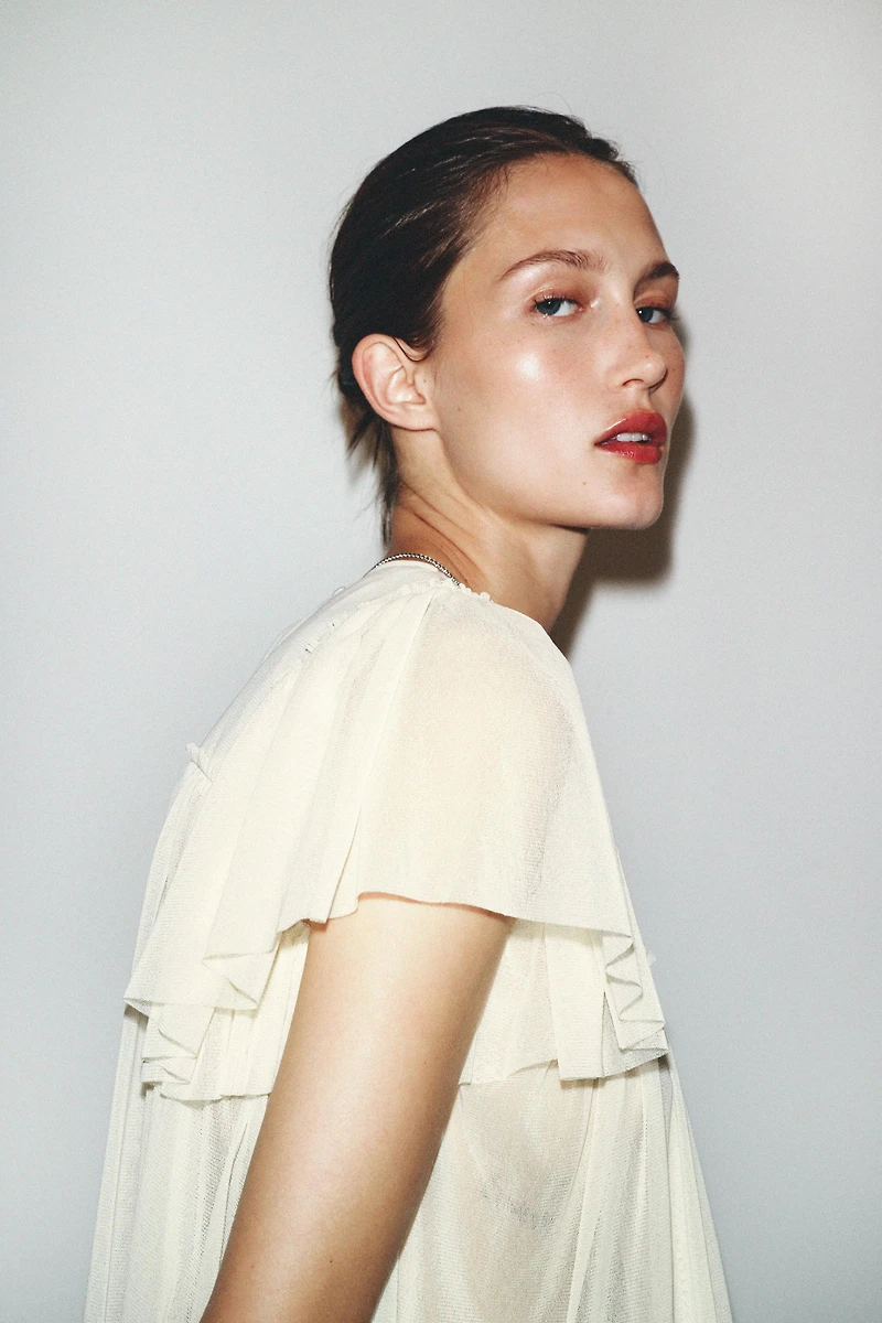 EMBROIDERED FLOWY TOP