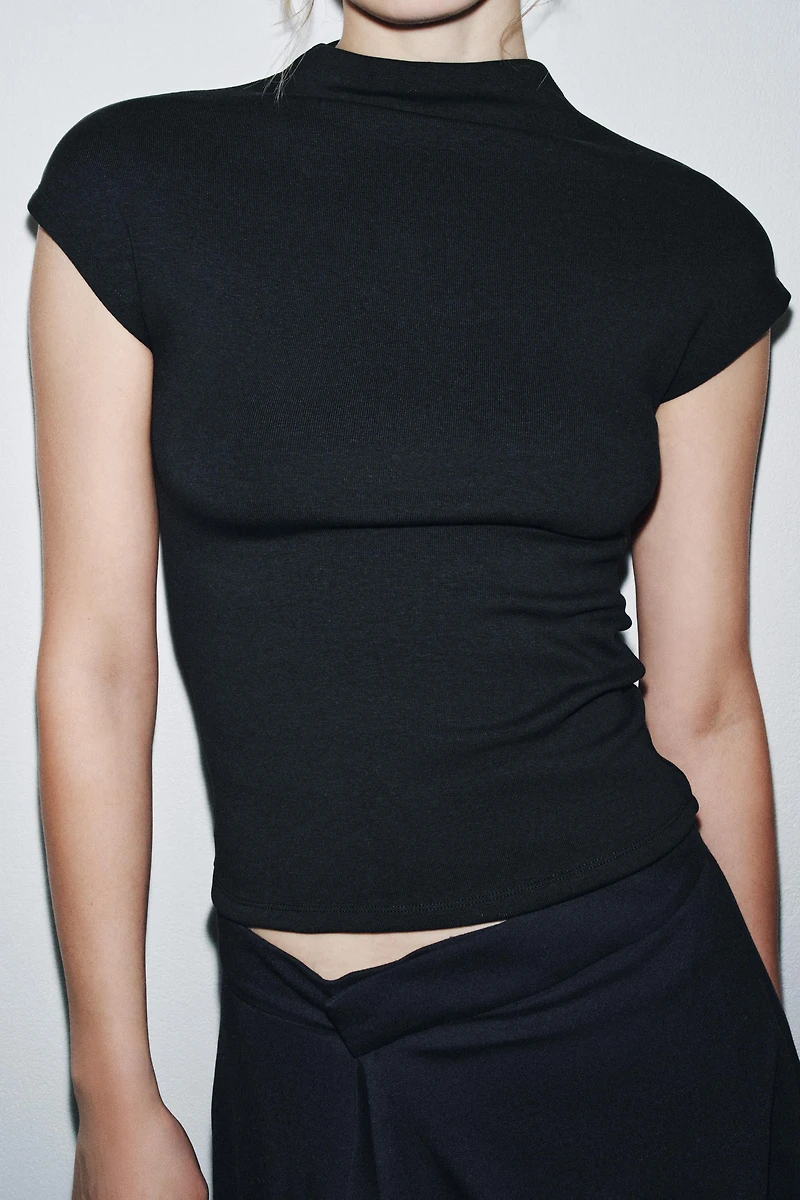 HIGH NECK TOP