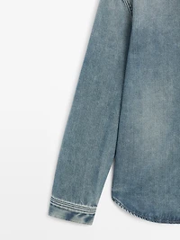 Loose-fitting denim shirt with pockets