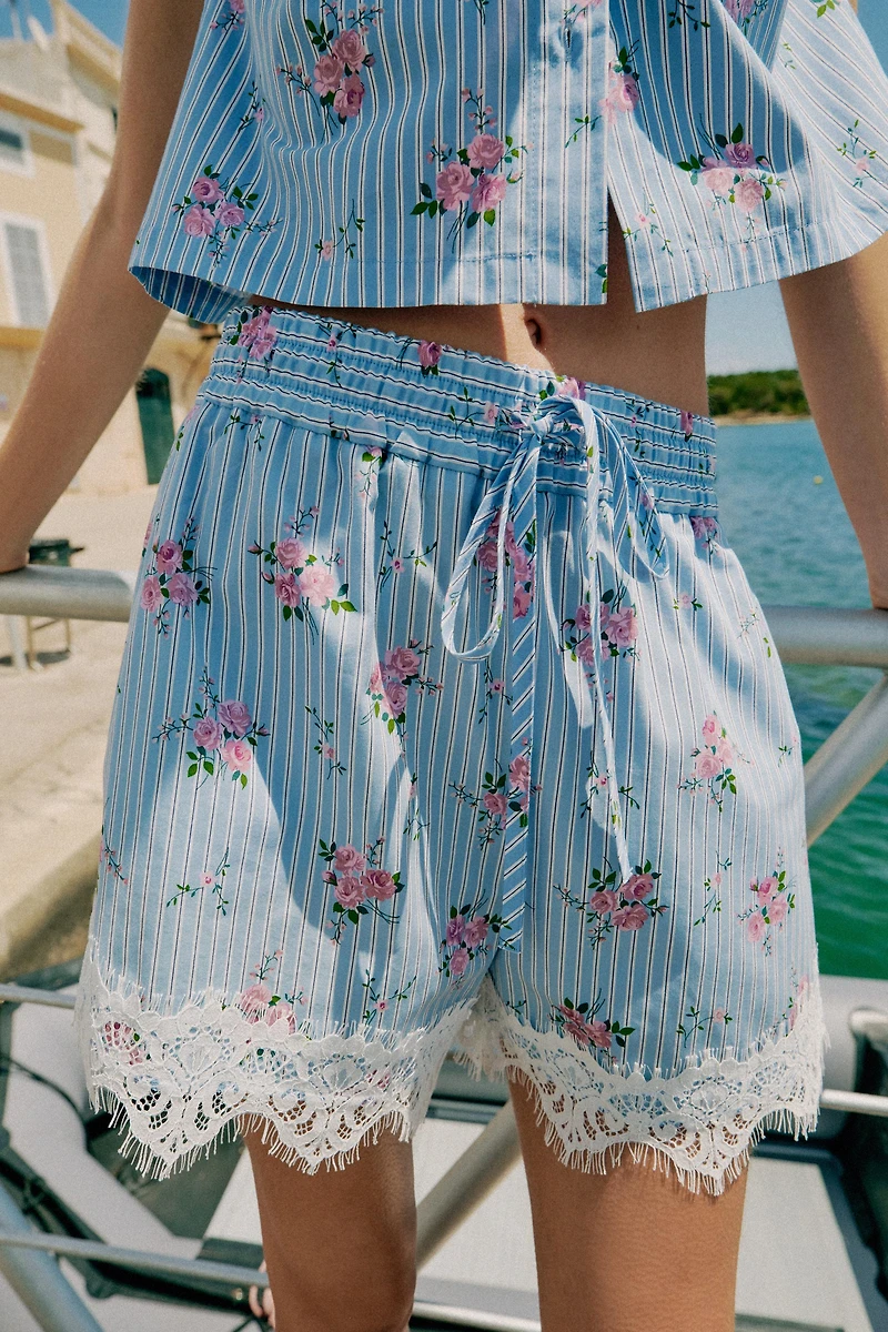 LACE STRIPED SHORTS