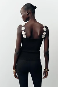 TOP EN MAILLE À FLEURS