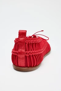 CHAUSSURES TRESSÉES À CORDONS