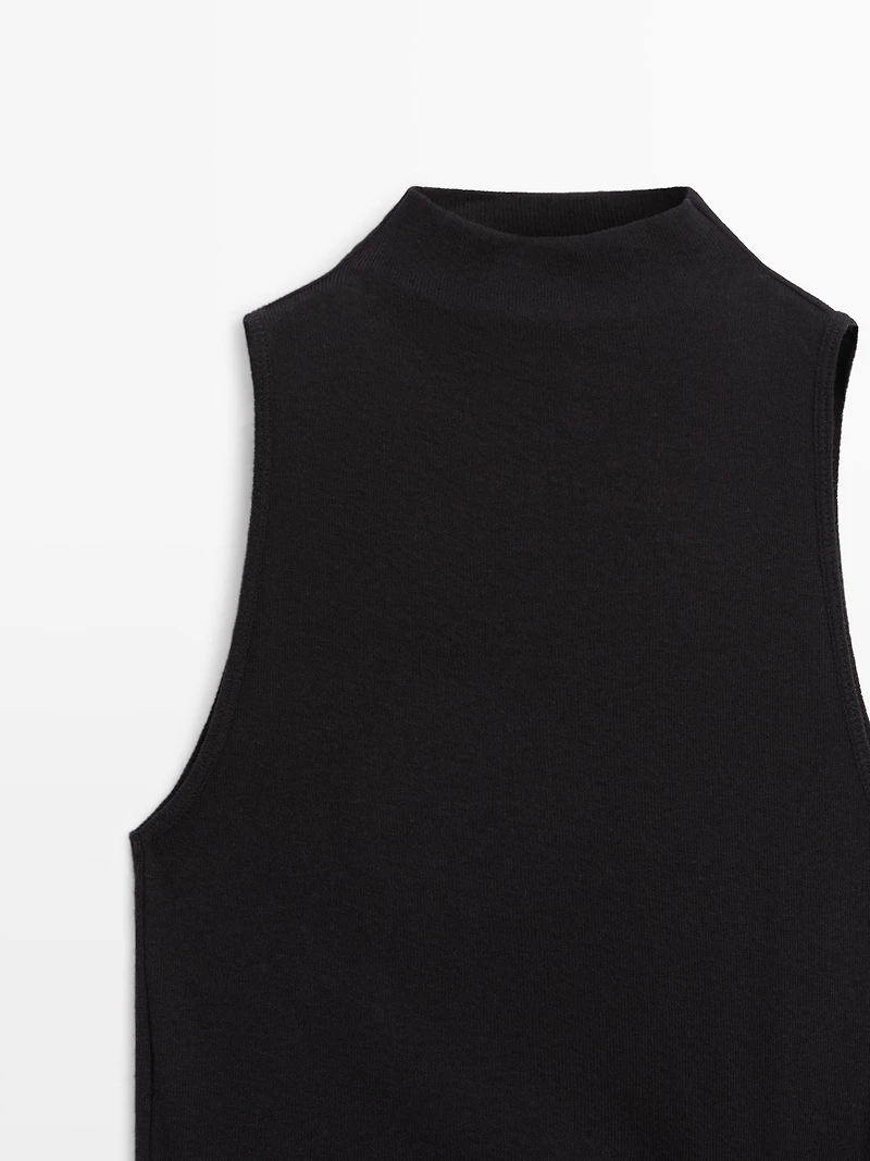 Top à col cheminée avec broche