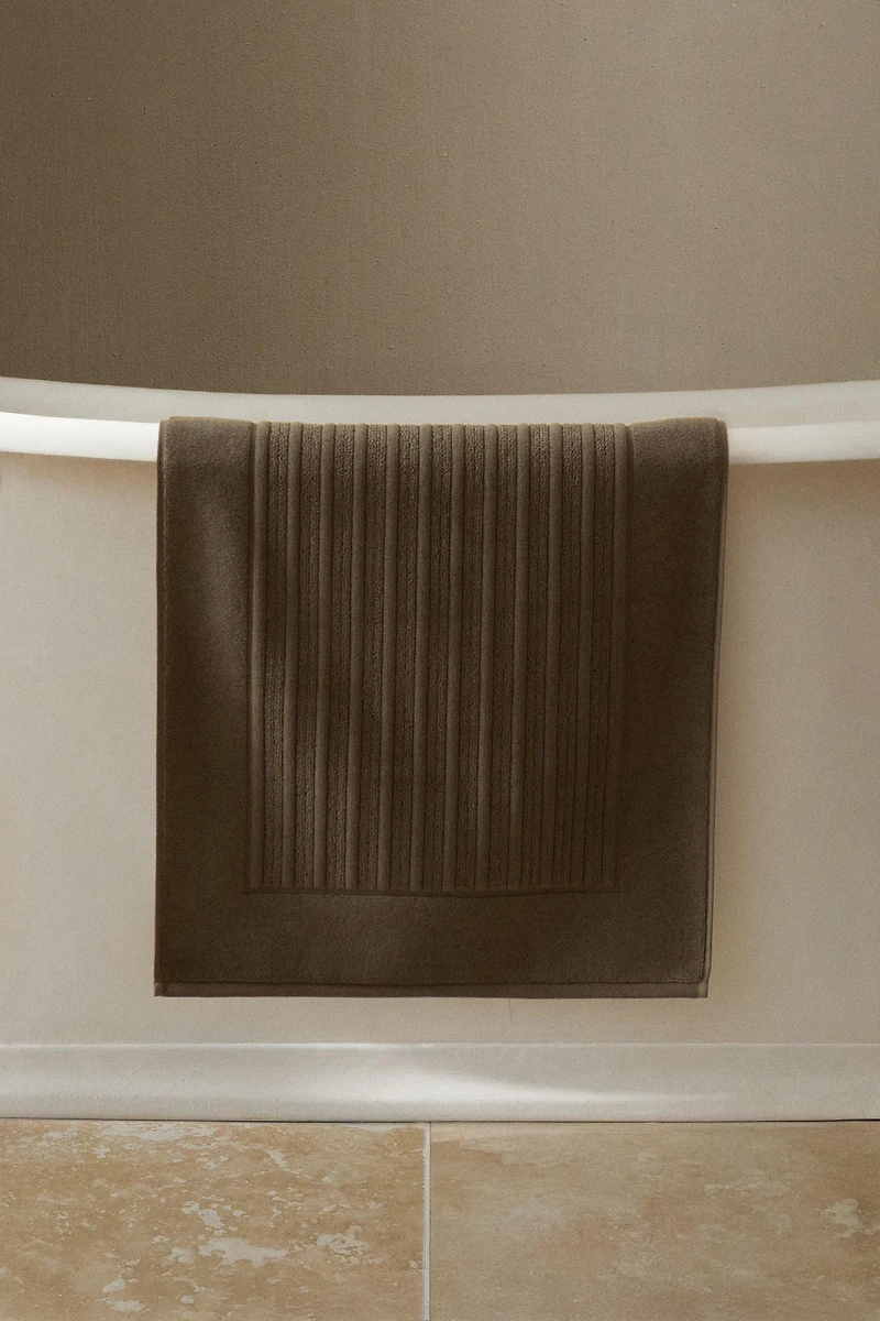 VELOUR TEXTURED STRIPED BATH MAT