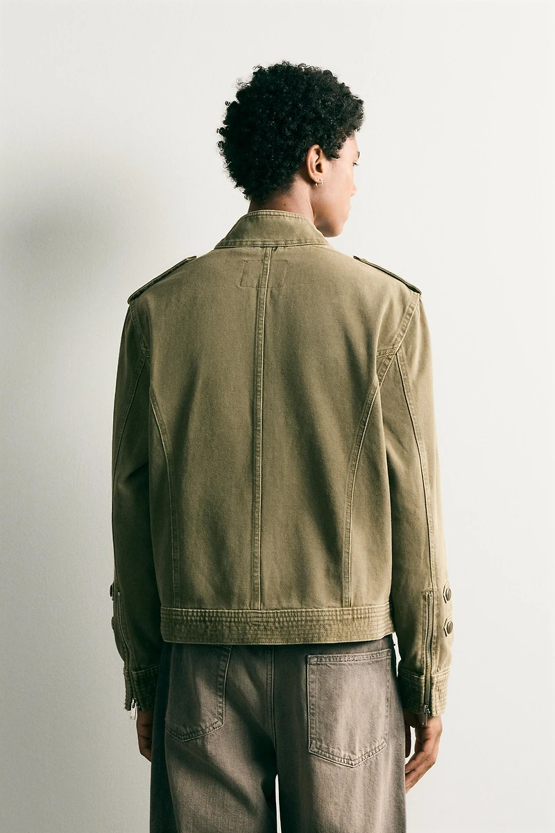 CROPPED FIT BUTTON-DETAIL DENIM JACKET