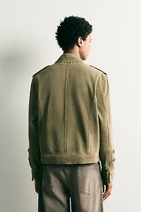 CROPPED FIT BUTTON-DETAIL DENIM JACKET