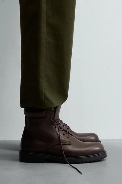 BOTTES À LACETS AVEC VOLUME