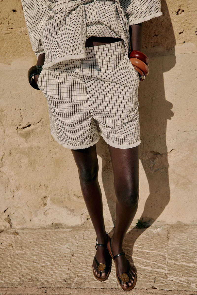 DISTRESSED PLAID SHORTS