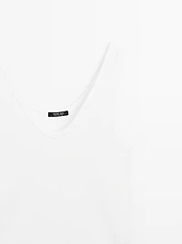 Ribbed top with neckline