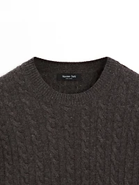 Pull en maille tressée à col rond