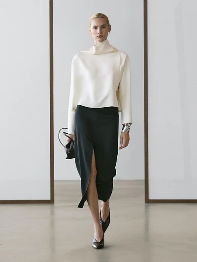 Flowing V-neck top - STUDIO