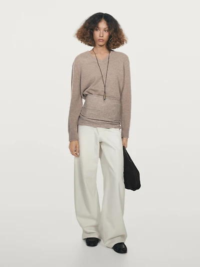 Pull en maille à col V et coudes