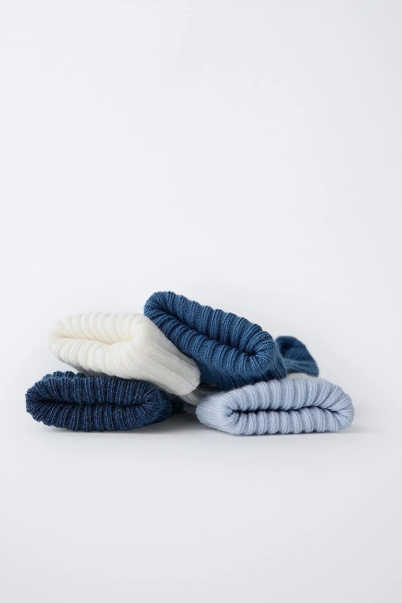 LOT DE QUATRE CHAUSSETTES COULEURS DANS UNE BOÎTE