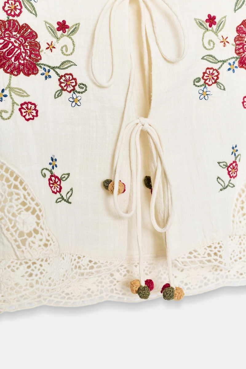 EMBROIDERED FLORAL TOP