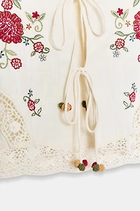 EMBROIDERED FLORAL TOP