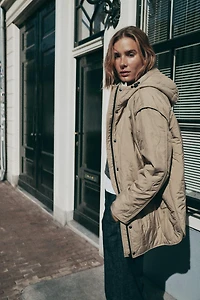 VESTE MATELASSÉE À CAPUCHE DÉPERLANTE