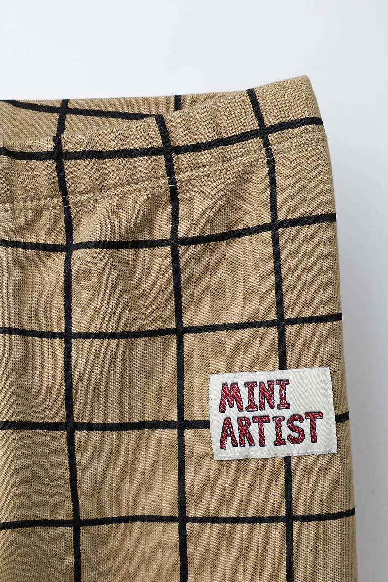 LEGGING À CARREAUX ET ÉTIQUETTE