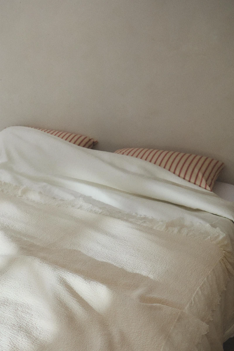 COTTON TEXTURED BEDSPREAD WITH EMBROIDERED RUFFLES