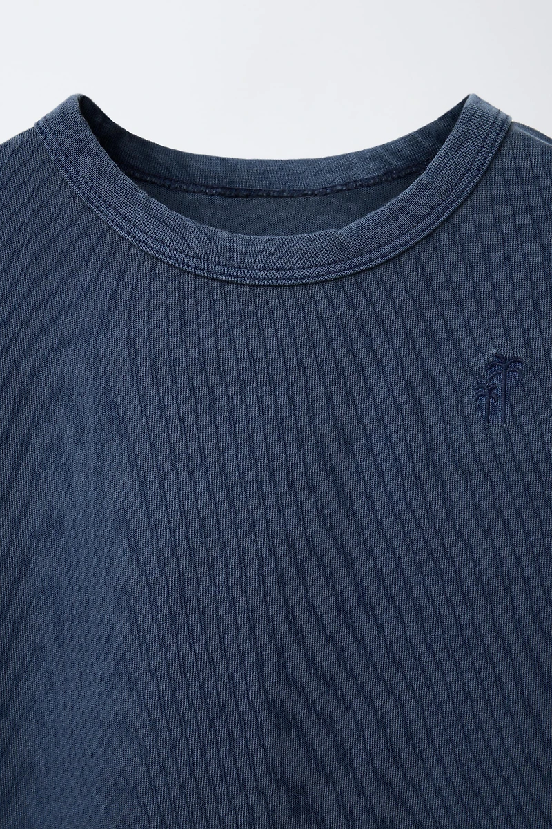 T-SHIRT SANS MANCHES TEINT EN PIÈCE BRODÉ
