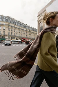 FOULARD À CARREAUX AVEC FRANGES