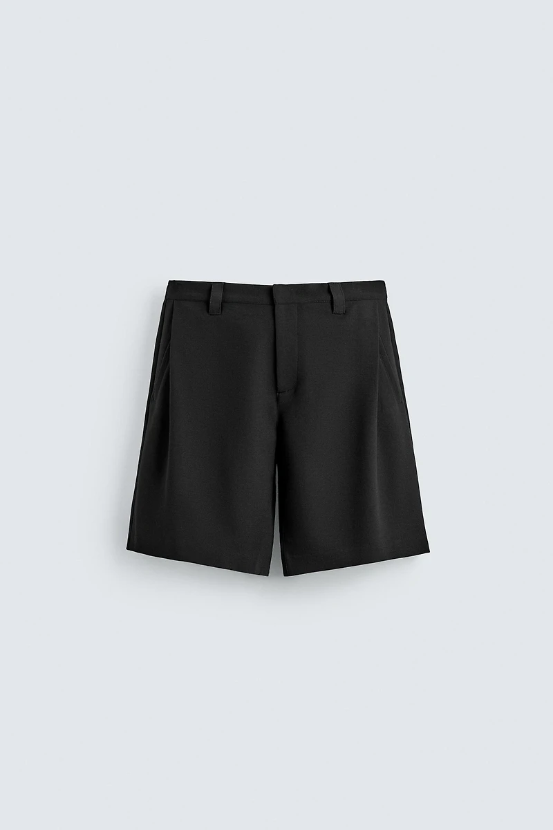 RELAXED FIT SIDE PLEAT SHORTS