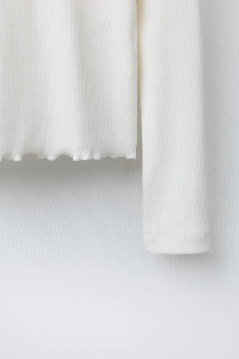 T-SHIRT AVEC APPLIQUÉ FLEURS