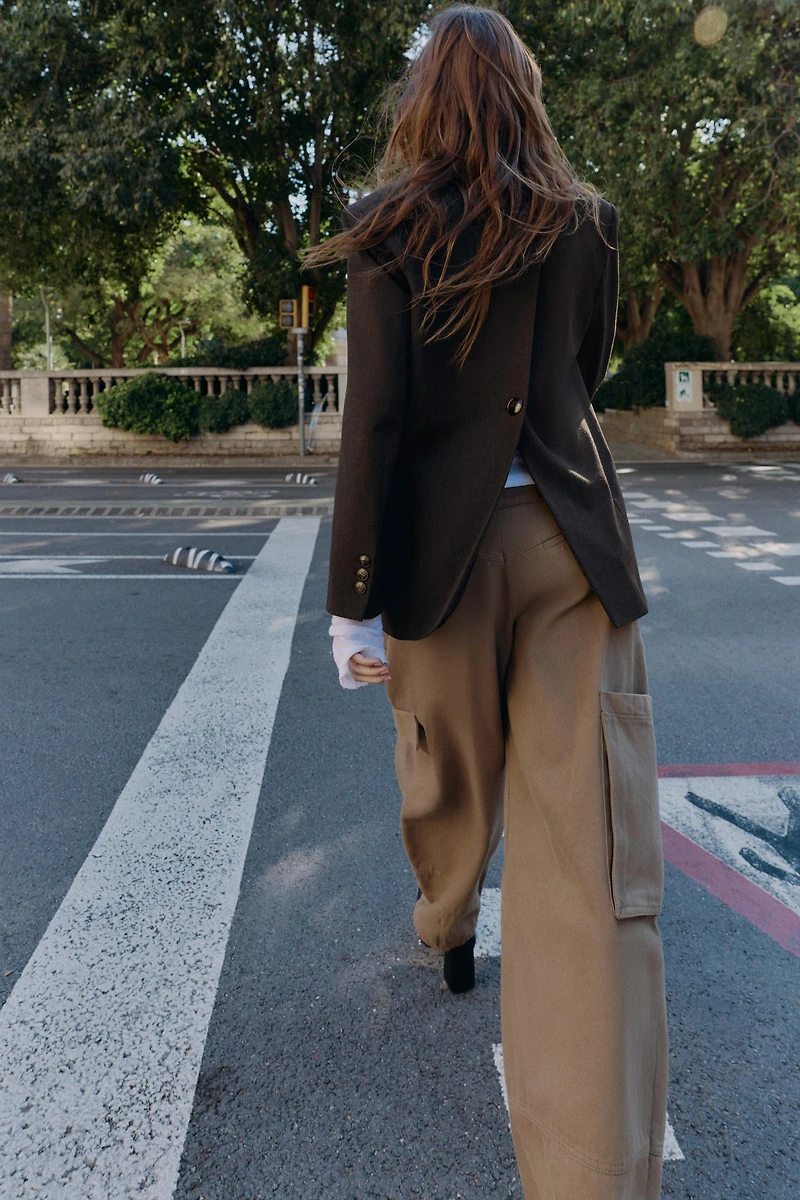 VESTE AVEC ÉPAULETTES ET BOUTON AU DOS