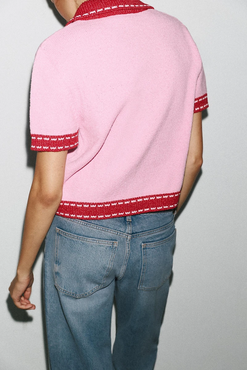 VESTE EN MAILLE SURPIQÛRES MANCHES COURTES