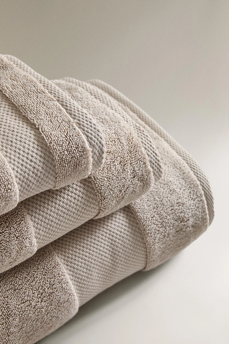 (800 GXM²) SERVIETTE DE BAIN EXTRA DOUCE