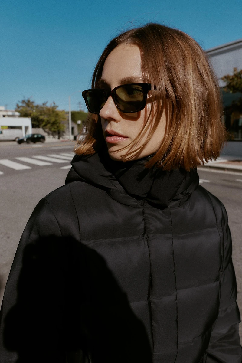 DOUDOUNE À CAPUCHE ET CEINTURE DÉPERLANTE COUPE-VENT