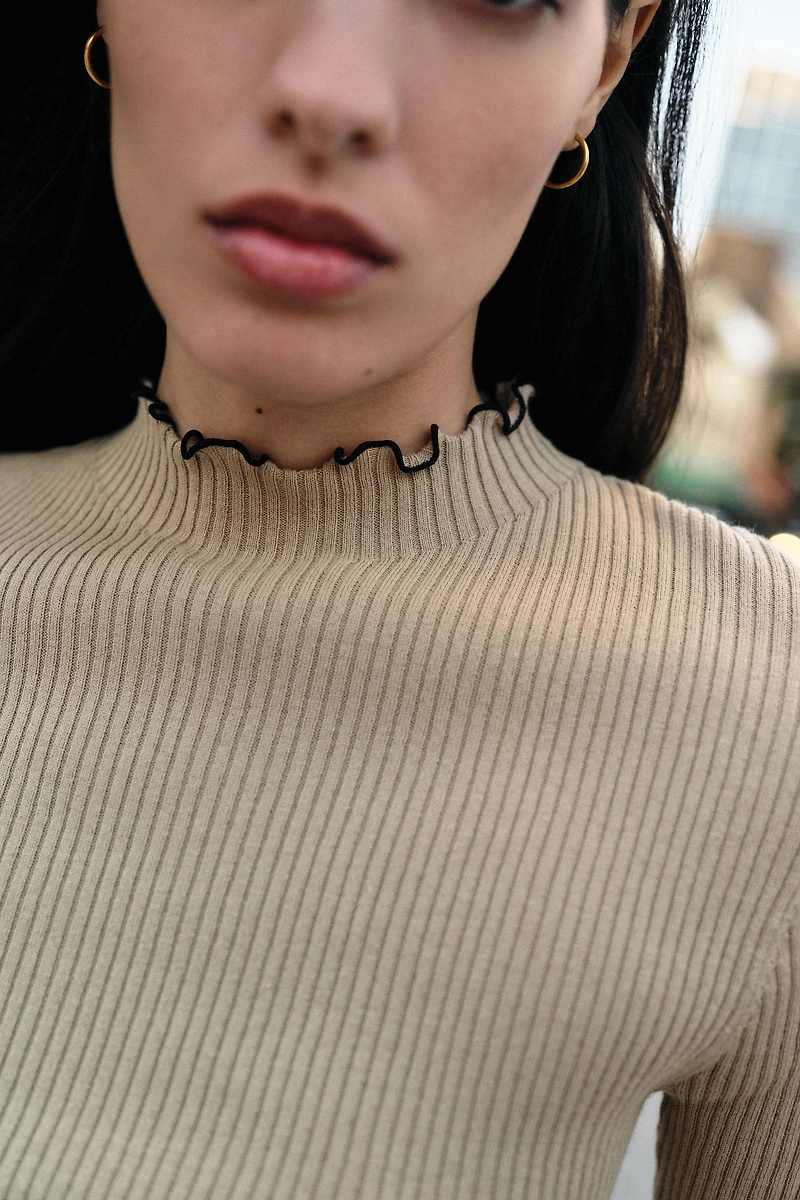 CONTRAST RIB KNIT TOP