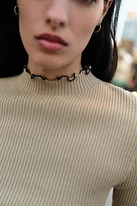 CONTRAST RIB KNIT TOP