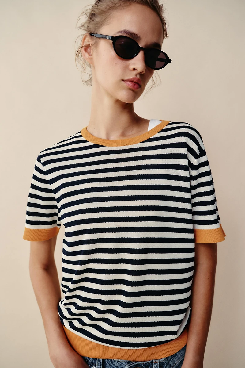 TOP EN MAILLE À RAYURES
