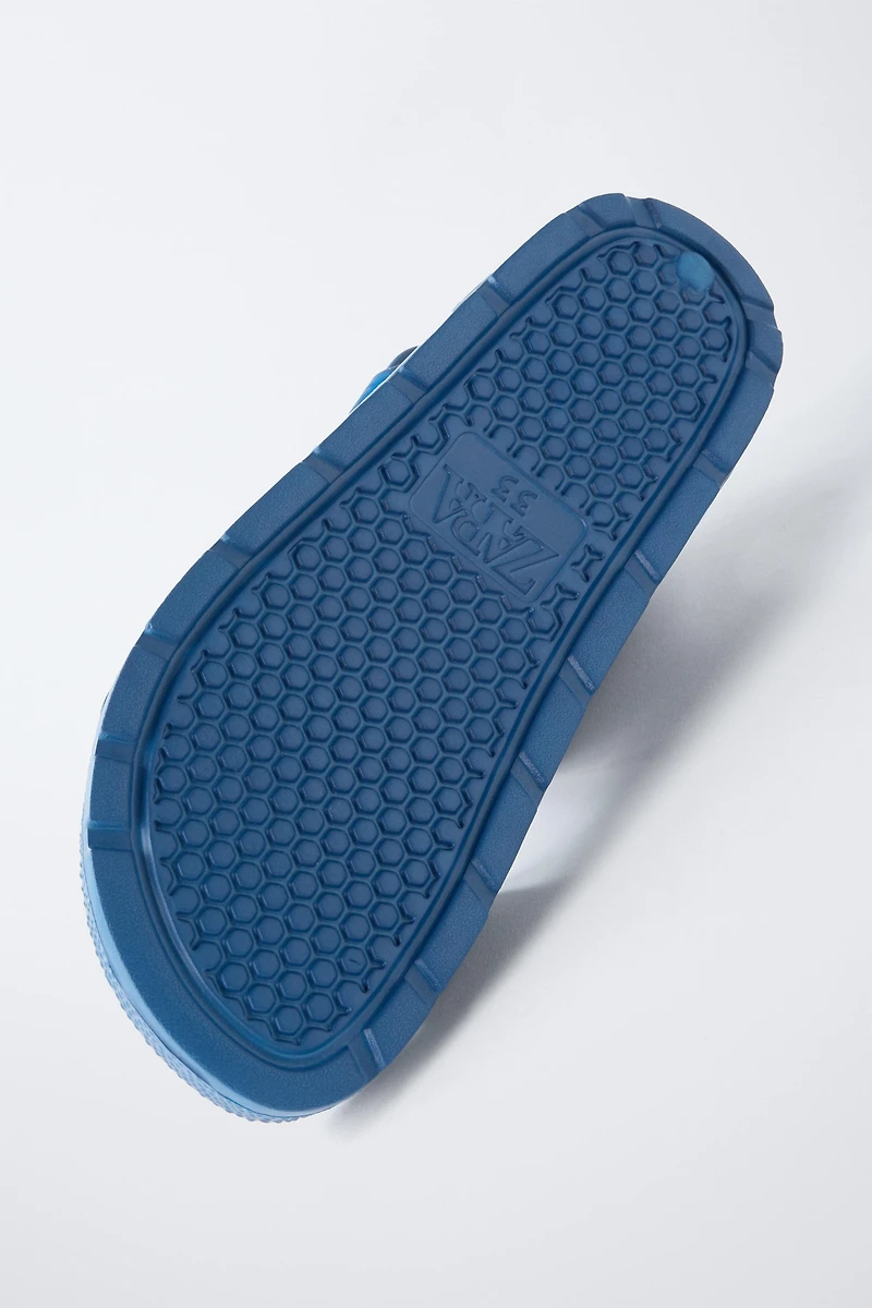 RUBBERIZED BUCKLED SANDALS