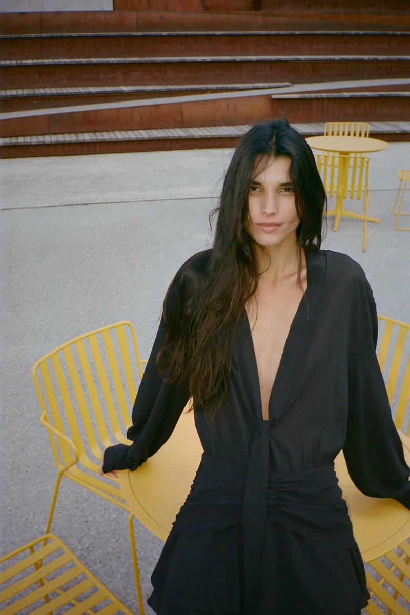 ROBE COURTE FLUIDE À VOLANTS