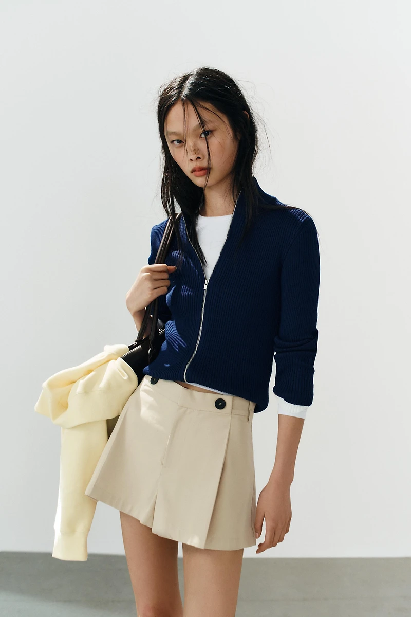 PLEATED BUTTON SHORTS