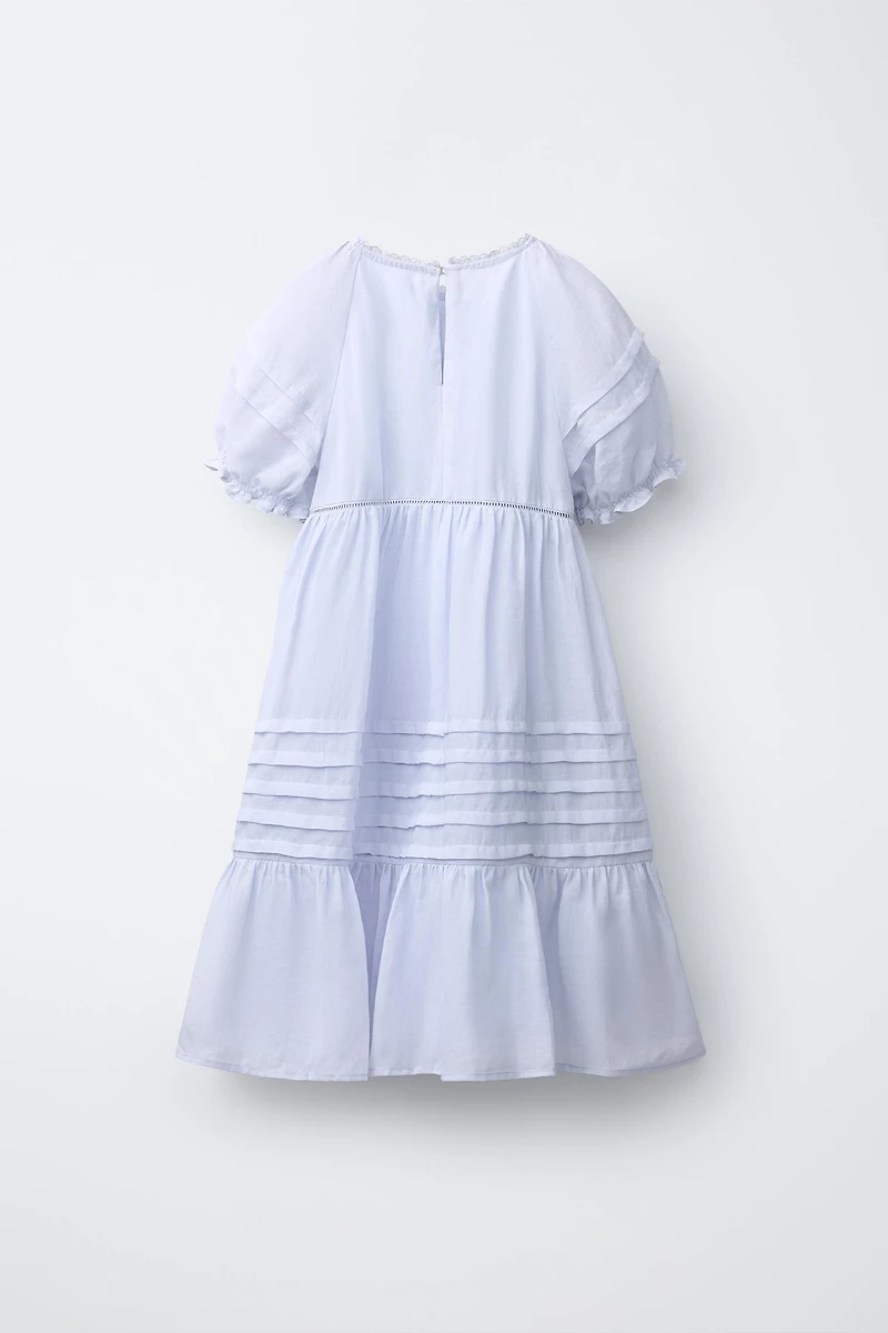 ROBE À PLIS NERVURÉS ET DENTELLE 100% RAMIE