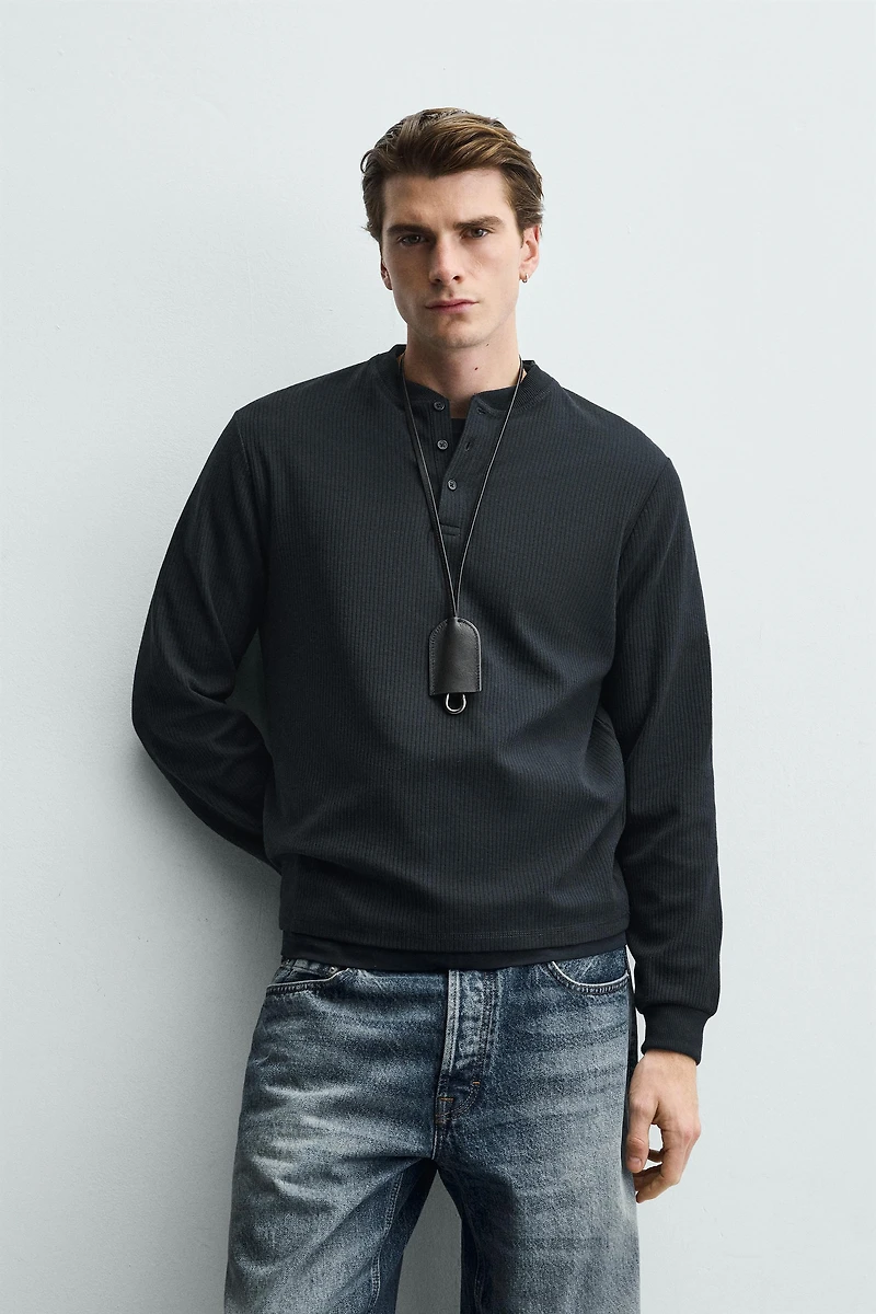 TEXTURED HENLEY COLLAR T-SHIRT