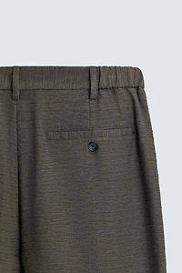 FLOWY TEXTURED PLEATED PANTS