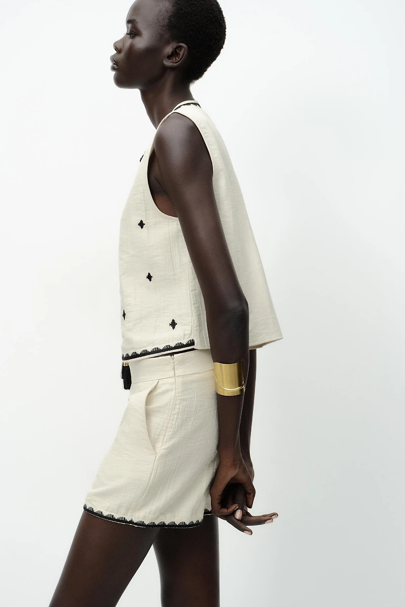 GILET BRODÉ À POMPONS