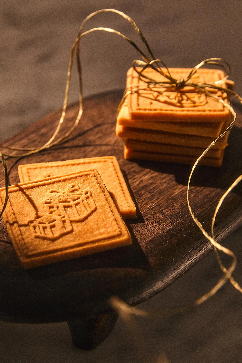 ACACIA WOOD ROLLING PIN WITH RAISED CHRISTMAS DESIGN