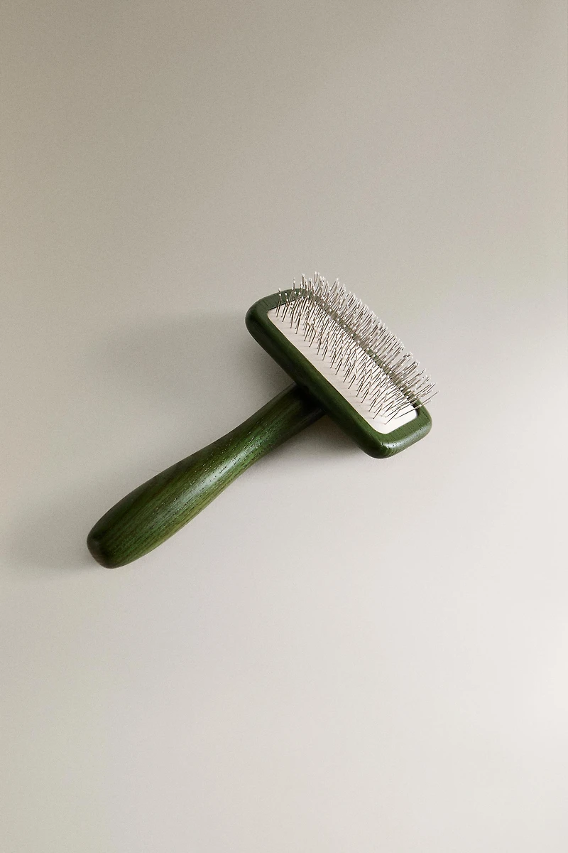 CURVED BRISTLE PET BRUSH