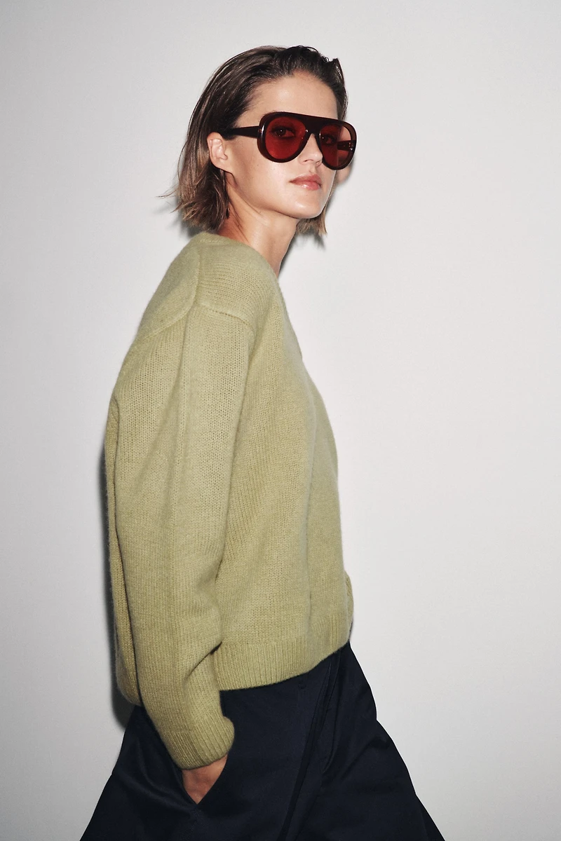 PULL BASIQUE EN MAILLE 100 % LAINE COL V